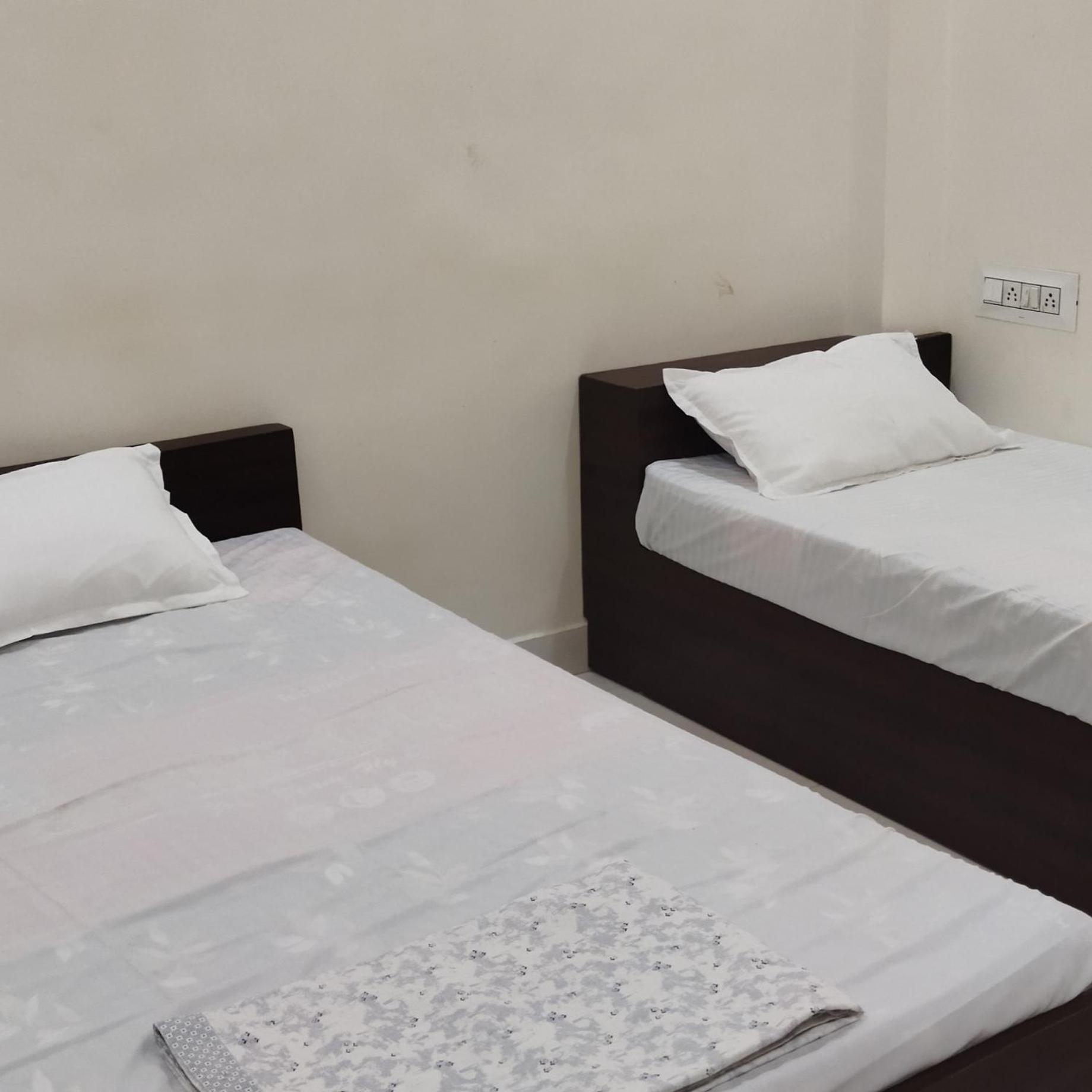 Shree Gajlaxmi Hotel Walking Distance From Mahakaleswar Ujjain Exteriör bild