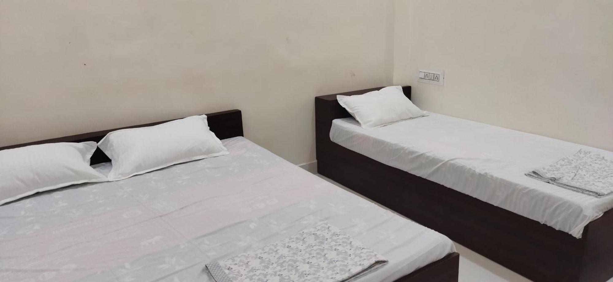 Shree Gajlaxmi Hotel Walking Distance From Mahakaleswar Ujjain Exteriör bild