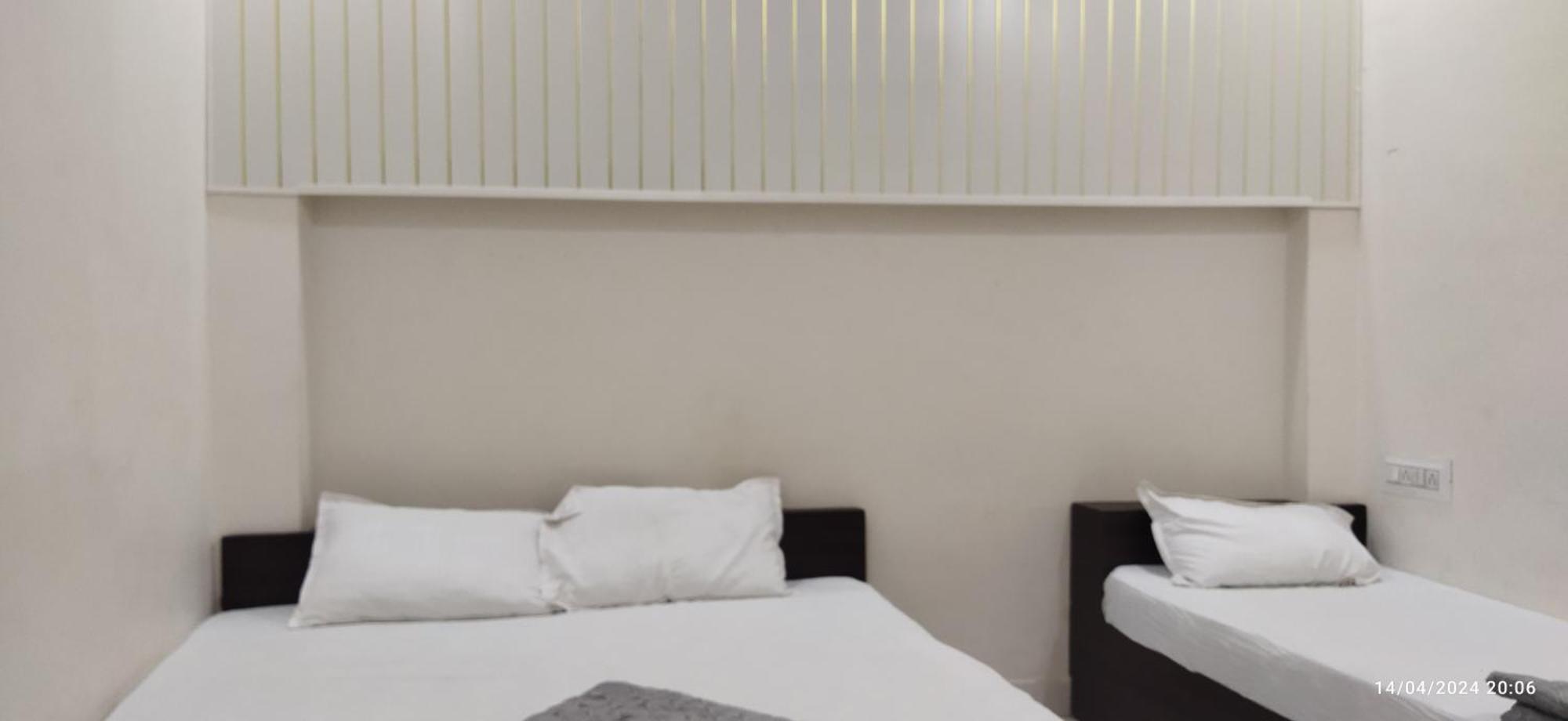 Shree Gajlaxmi Hotel Walking Distance From Mahakaleswar Ujjain Exteriör bild