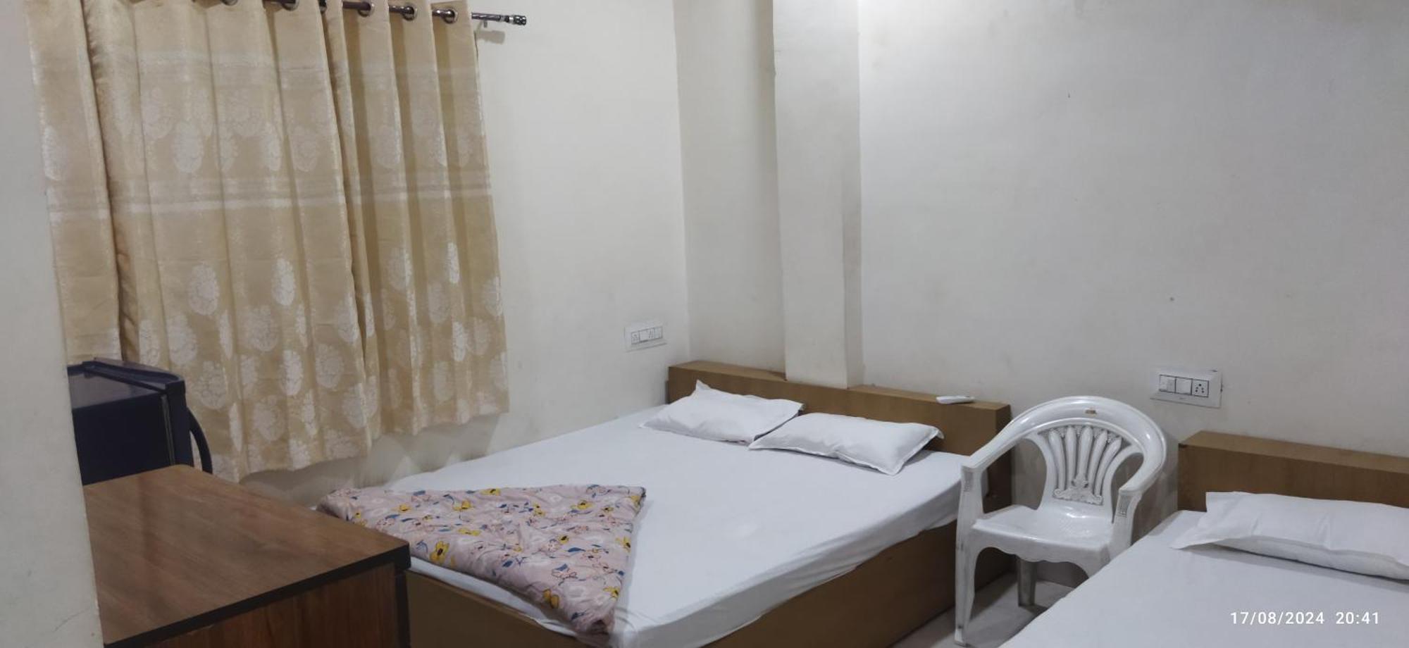 Shree Gajlaxmi Hotel Walking Distance From Mahakaleswar Ujjain Exteriör bild